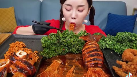 CHINESE EATING FOOD VIDEO