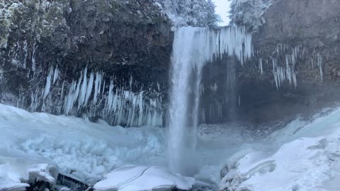 Right Up To The Waterfall – Tamanawas Falls – Mount Hood – Oregon – 4K