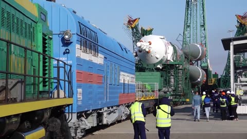 EXPEDITION SPACE STATION CREW'S SOYUZ ROCKET ROLLS TO THE PAD