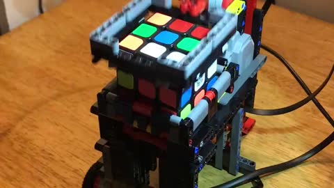 Máquina construida con Lego resuelve el cubo de Rubik