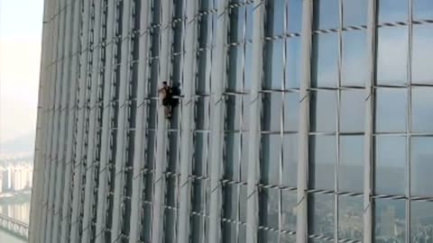 British man arrested after climbing 72-story skyscraper in Seoul