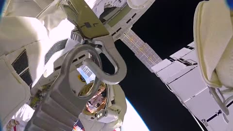 Astronautas pierden un escudo en el espacio por accidente