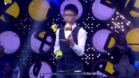 He JUGGLED and SOLVED 3 Rubik's cubes GUINNESS WORLD RECORD.