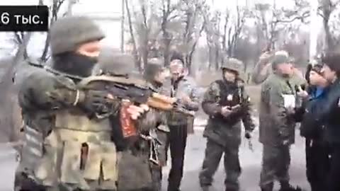 Unarmed Ukrainians stand up to Russian soldiers ロシア兵に立ちはだかる、武器を持たないウクライナの人々