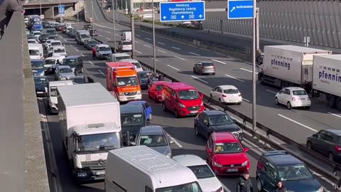 Climate extremists block major streets in Berlin