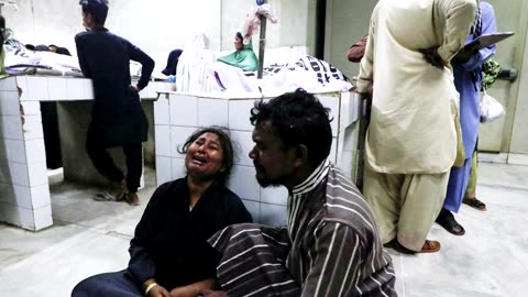 Stampedes for food in Pakistan kill 16