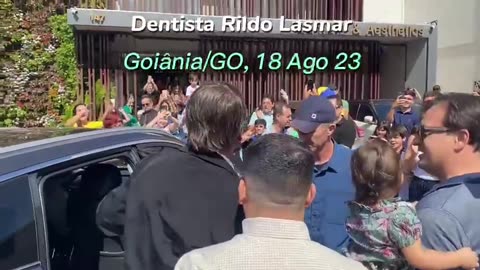 Bolsonaro vai ao dentista em Goiânia é recebido por apiadores