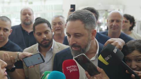 23J| El candidato Abascal atiende a la prensa antes de darse un baño de masas