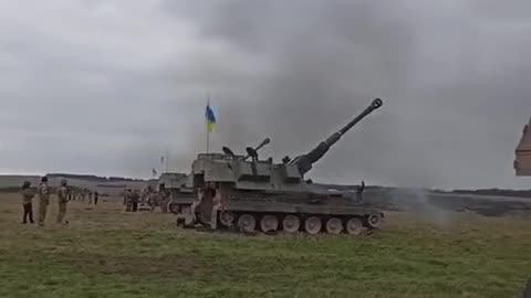 Soldiers of the armed forces of Ukraine training on British AS-90 self-propelled