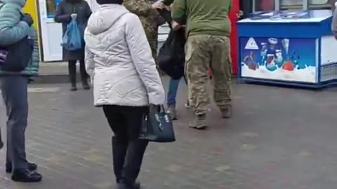 ◾Local women confront Ukrainian recruitment officers who tried to draw "volunteers" in Ternopil.