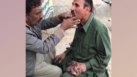 Indian Dentist resolves Customer's situation on the Street - Transparency