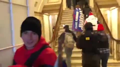 DC police open doors for MAGA Trump protestors 6 Jan 2021