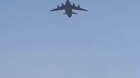 C17 from Afghanistan takes off people falling too their Deaths