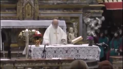 NON DICO IL CREDO PERCHE' NON CI CREDO! QUESTI SONO I SACERDOTI DI OGGI! A VOI I COMMENTI! DICIAMO A QUESTO SACERDOTE CORROTTO DI LASCIARE IL SACERDOZIO E DI ANDARE A ZAPPARE LA MADRE TERRA CON PAPA BERGOGLIO