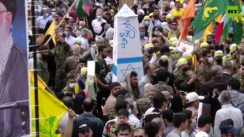 Gli iraniani celebrano a Teheran il Quds Day con una manifestazione di massa calpestando la bandiera del regime cazaro sionista israeliano. Erano esposti anche missili e altre armi del paese.