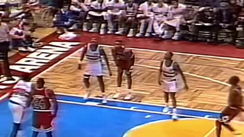 Michael Jordan closes his eyes and makes a free throw! ??