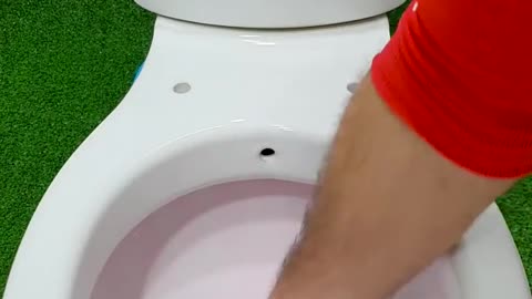 He put his hand✋ in toilet🚽 🤢😖🤮