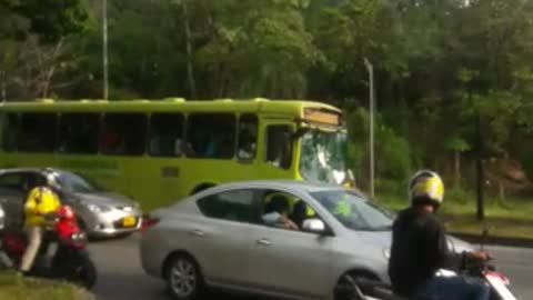 Dos buses de Metrolínea se chocaron