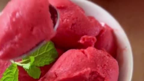 CREAMY NATURAL ICE CREAM 🍓#weightloss #smoothie #cardio #exercise #dietfood #weightlossjourney . . .