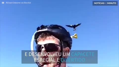 Ciclista desenvolve divertido capacete contra ataques de aves