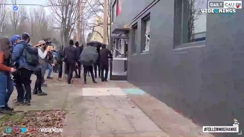 Portland: Antifa are destroying the Democratic Party of Oregon headquarters