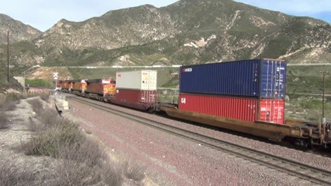 Santa Fe and BN Power On a Cajon Pass Stack Train in 2022!!!