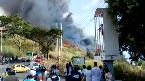 Controlan grave incendio forestal que se registró en Floridablanca