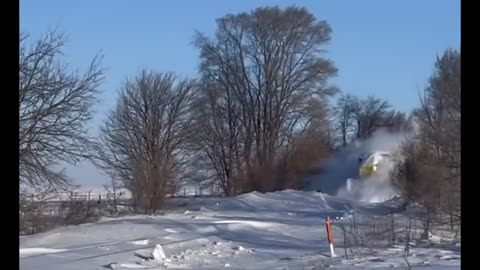 IOWA INTERSTATE TRAIN SMASHES THROUGH THE SNOW’ 🚂