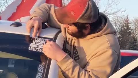 Radicals threaten man until he removes freedom convoy sticker and Canadian flag from truck