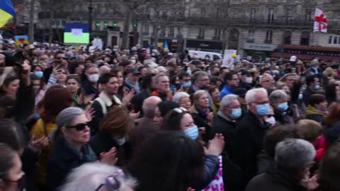 Miles de manifestantes en París por Ucrania con gritos de "¡Putin asesino!"