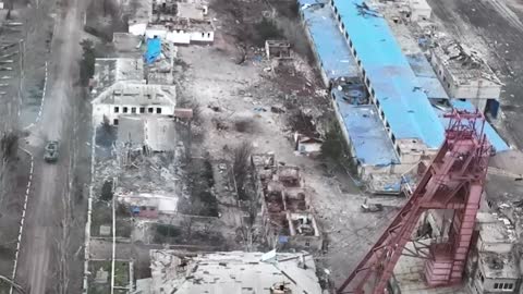 Moment Ukrainian Tank Takes Out Russian Soldiers Hiding In Industrial Zone Building