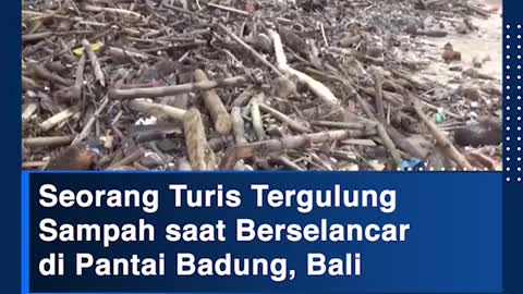 Seorang Turis Tergulung Sampah saat Berselancardi Pantai Badung, Bali