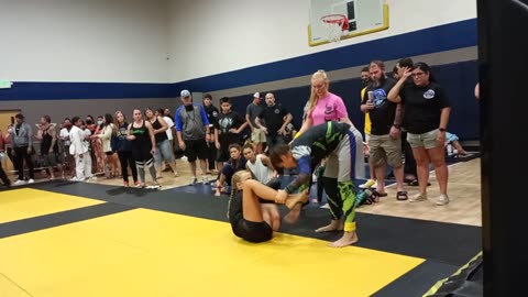 girl fights boy no-gi jiu jitsu