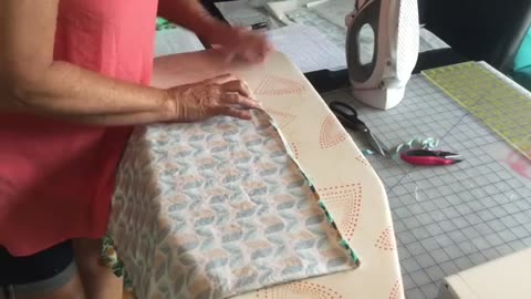 SEW MAKE A TOTE BAG THAT FOLDS INTO A POCKET!