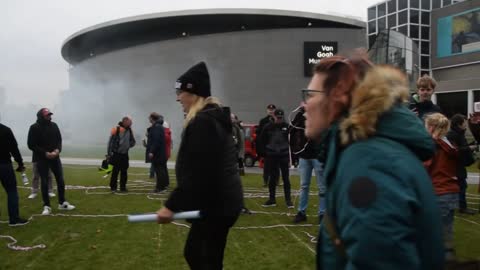 Koffie drinken op het Museumplein in Amsterdam (14-11-2021)