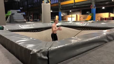 QUINTUPLE SIDEFLIP ON TRAMPOLINE!