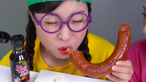 Mukbang Kielbasa Xúc xích Nho biển DONA Việt Nam