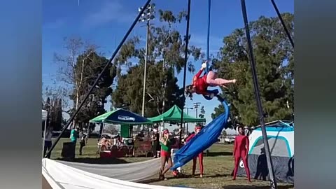 Winterfest. Festival de Invierno. 12.17.2016. Trapeze. Trapecio. 2