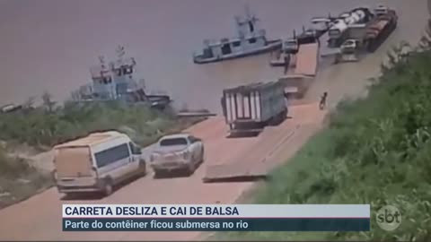 Carreta desliza de balsa e cai em rio no Amazonas | Primeiro Impacto