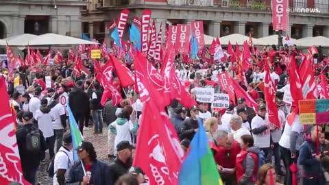 Spain: Thousands of union members march in Madrid for higher wages and better rights