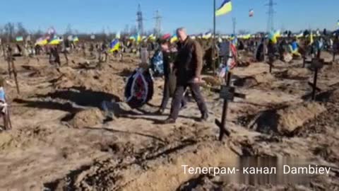 🇫🇷🇺🇦 French Ambassador to Ukraine Etienne de Ponsin at the huge cemetery of the graved