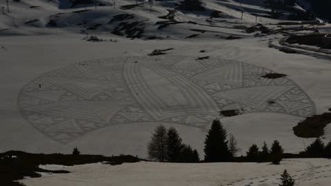 Artista de la nieve usa área enorme para crear un detallado dibujado