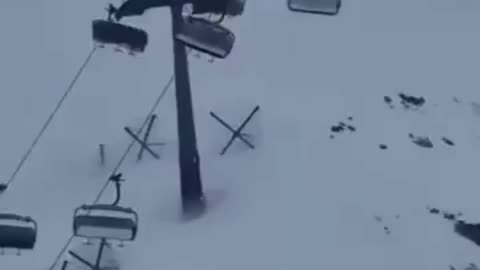 Fuerte viento hace tambalear peligrosamente un teleférico con personas en Italia.