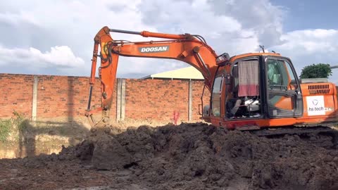 DOOSAN DX-300-LC-HD Excavator Dig mud Dirt To prepare drainage and roads Be Tong