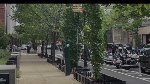 Xiden Motorcade Stops A Red Light