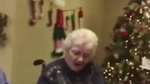 Man surprises his wife of 67 years with a new ring after she lost her