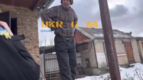 Ukrainian soldiers that are fleeing Bakhmut and are trying to convince an old Ukrainian man to run