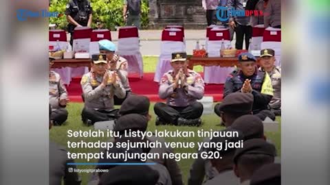 Panas-panasan, Kapolri Jenderal Listyo Sigit Prabowo Lesehan di Tanah Makan Nasi Kotak