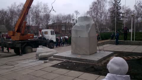 Taking Down The Lenin Monument