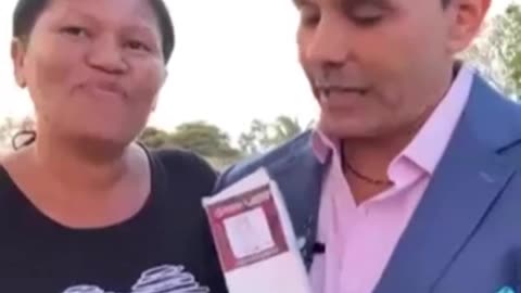 Alcalde le regala un consolador a una señora